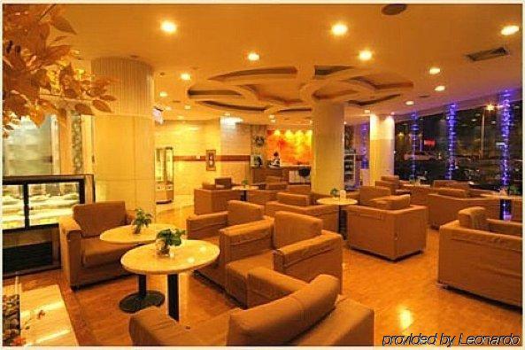 The Center Grand Hotel Yantai Interior photo